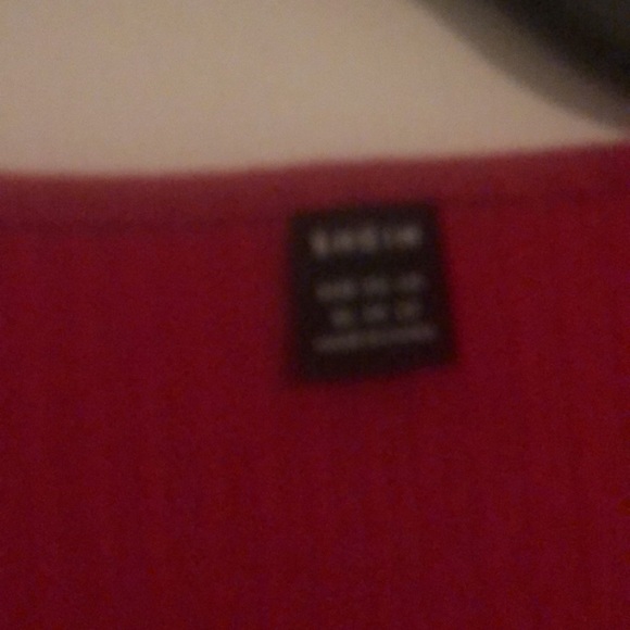 Woman red v/ neck shirt - Picture 2 of 2